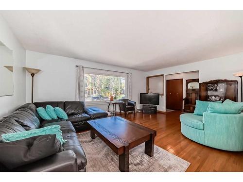 3715 Richmond Road Sw, Calgary, AB - Indoor Photo Showing Living Room