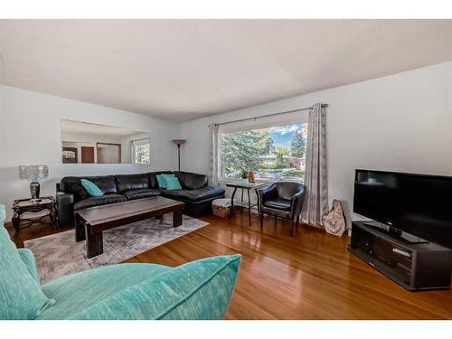 3715 Richmond Road Sw, Calgary, AB - Indoor Photo Showing Living Room