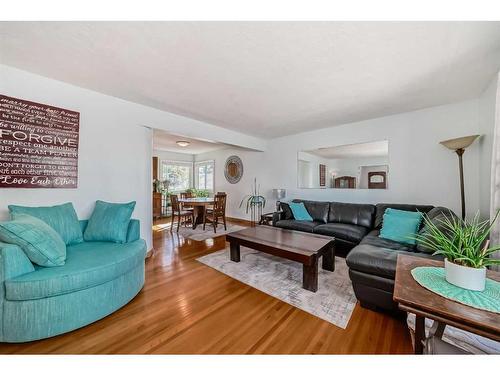 3715 Richmond Road Sw, Calgary, AB - Indoor Photo Showing Living Room