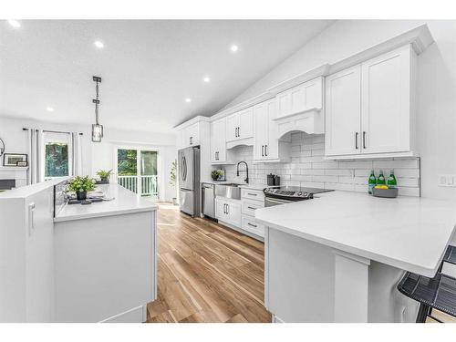 119 Gladstone Gardens Sw, Calgary, AB - Indoor Photo Showing Kitchen With Upgraded Kitchen