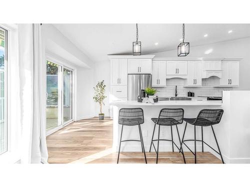 119 Gladstone Gardens Sw, Calgary, AB - Indoor Photo Showing Kitchen With Upgraded Kitchen