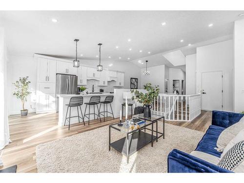 119 Gladstone Gardens Sw, Calgary, AB - Indoor Photo Showing Living Room