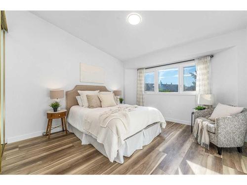 119 Gladstone Gardens Sw, Calgary, AB - Indoor Photo Showing Bedroom