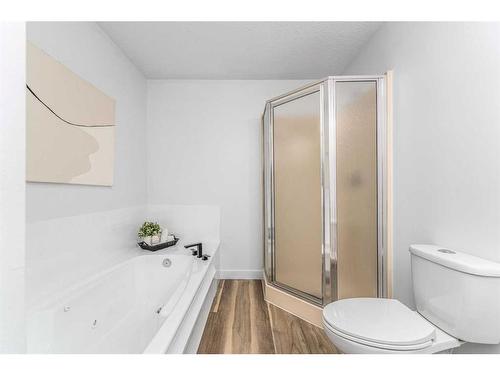 119 Gladstone Gardens Sw, Calgary, AB - Indoor Photo Showing Bathroom