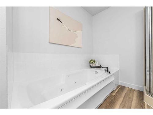 119 Gladstone Gardens Sw, Calgary, AB - Indoor Photo Showing Bathroom