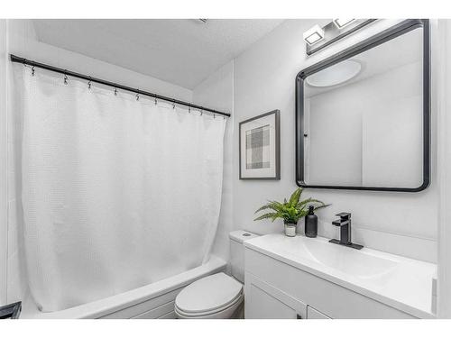 119 Gladstone Gardens Sw, Calgary, AB - Indoor Photo Showing Bathroom