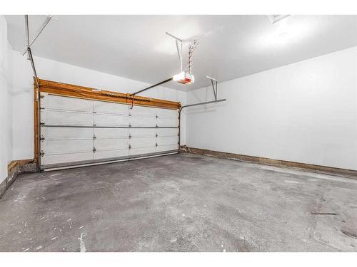 119 Gladstone Gardens Sw, Calgary, AB - Indoor Photo Showing Garage