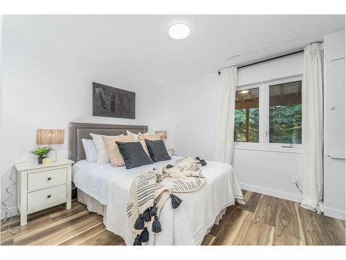 119 Gladstone Gardens Sw, Calgary, AB - Indoor Photo Showing Bedroom