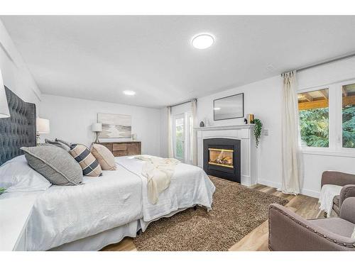 119 Gladstone Gardens Sw, Calgary, AB - Indoor Photo Showing Bedroom