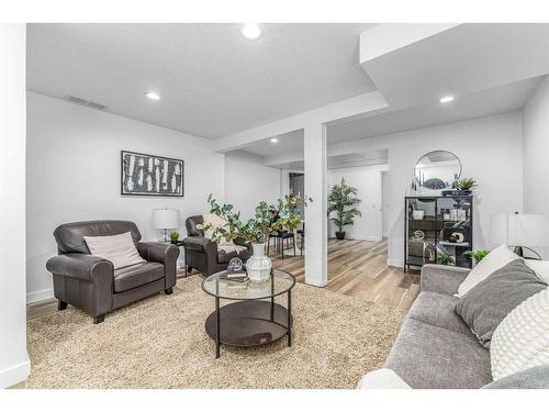 119 Gladstone Gardens Sw, Calgary, AB - Indoor Photo Showing Living Room