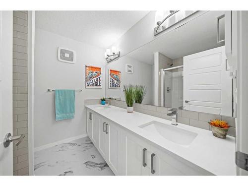 147-42 Cranbrook Gardens Se, Calgary, AB - Indoor Photo Showing Bathroom