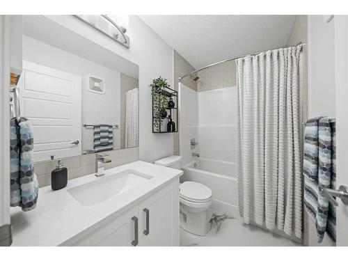 147-42 Cranbrook Gardens Se, Calgary, AB - Indoor Photo Showing Bathroom