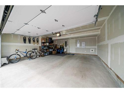 147-42 Cranbrook Gardens Se, Calgary, AB - Indoor Photo Showing Garage