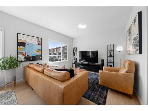 147-42 Cranbrook Gardens Se, Calgary, AB - Indoor Photo Showing Living Room