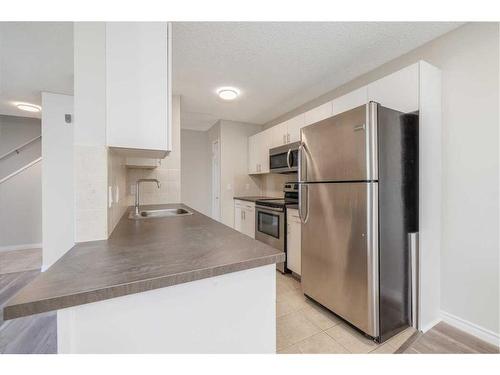 2-139 Huntington Park Green Nw, Calgary, AB - Indoor Photo Showing Kitchen