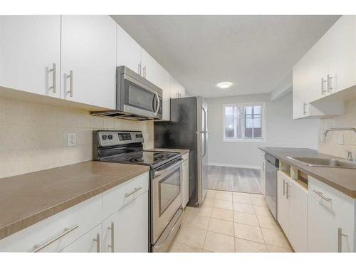 2-139 Huntington Park Green Nw, Calgary, AB - Indoor Photo Showing Kitchen