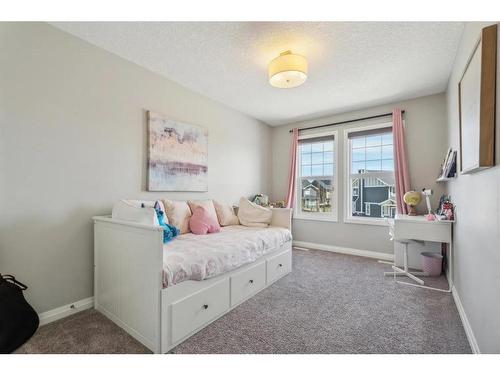 53 Sundown Grove, Cochrane, AB - Indoor Photo Showing Bedroom