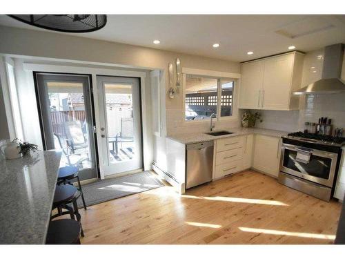 50 Parkwood Crescent, Strathmore, AB - Indoor Photo Showing Kitchen With Upgraded Kitchen