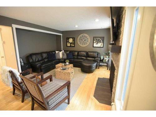 50 Parkwood Crescent, Strathmore, AB - Indoor Photo Showing Living Room