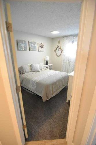 50 Parkwood Crescent, Strathmore, AB - Indoor Photo Showing Bedroom