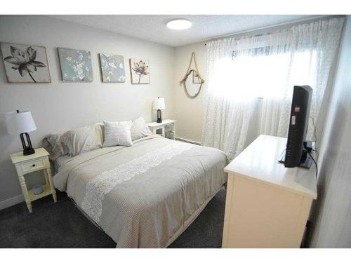 50 Parkwood Crescent, Strathmore, AB - Indoor Photo Showing Bedroom