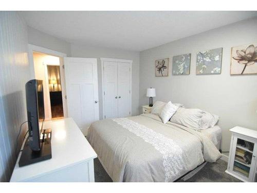 50 Parkwood Crescent, Strathmore, AB - Indoor Photo Showing Bedroom