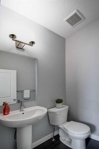 590 Hillcrest Road Sw, Airdrie, AB - Indoor Photo Showing Bathroom