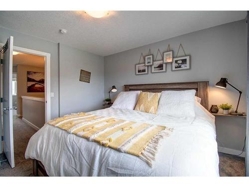 590 Hillcrest Road Sw, Airdrie, AB - Indoor Photo Showing Bedroom