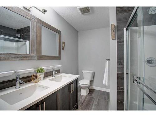 590 Hillcrest Road Sw, Airdrie, AB - Indoor Photo Showing Bathroom