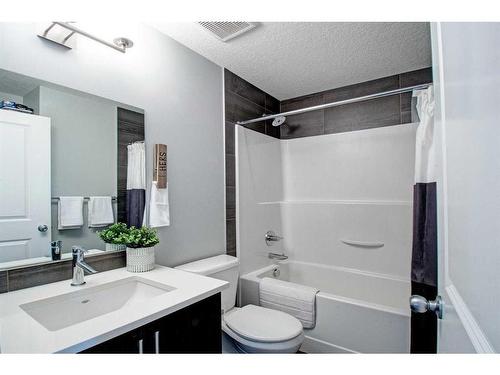 590 Hillcrest Road Sw, Airdrie, AB - Indoor Photo Showing Bathroom