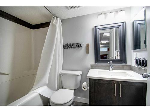 590 Hillcrest Road Sw, Airdrie, AB - Indoor Photo Showing Bathroom