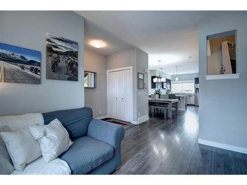 590 Hillcrest Road Sw, Airdrie, AB - Indoor Photo Showing Living Room