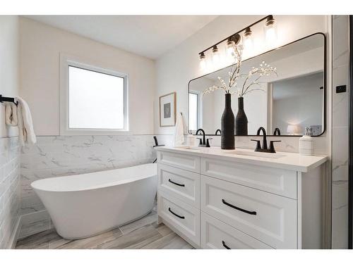 14 West Hall Place, Cochrane, AB - Indoor Photo Showing Bathroom