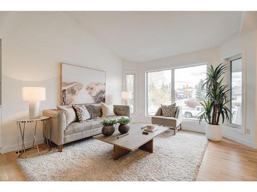 14 West Hall Place, Cochrane, AB - Indoor Photo Showing Living Room