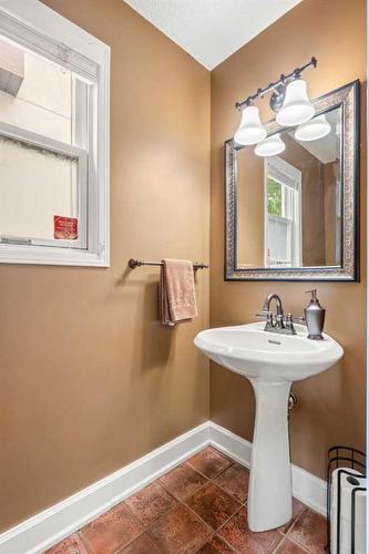 1777 1 Avenue Nw, Calgary, AB - Indoor Photo Showing Bathroom