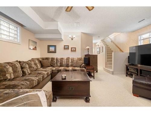 1777 1 Avenue Nw, Calgary, AB - Indoor Photo Showing Living Room