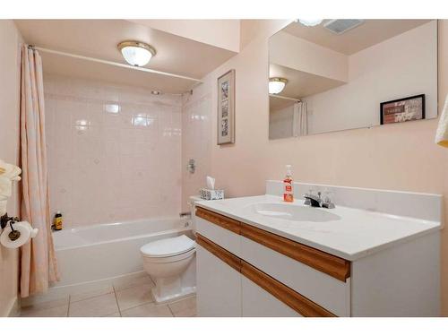 1777 1 Avenue Nw, Calgary, AB - Indoor Photo Showing Bathroom