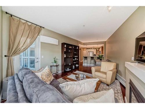 324-315 24 Avenue Sw, Calgary, AB - Indoor Photo Showing Living Room