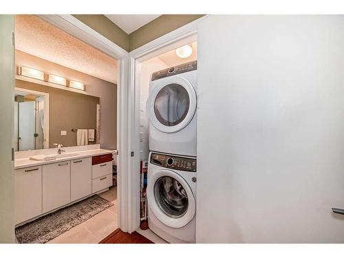 324-315 24 Avenue Sw, Calgary, AB - Indoor Photo Showing Laundry Room