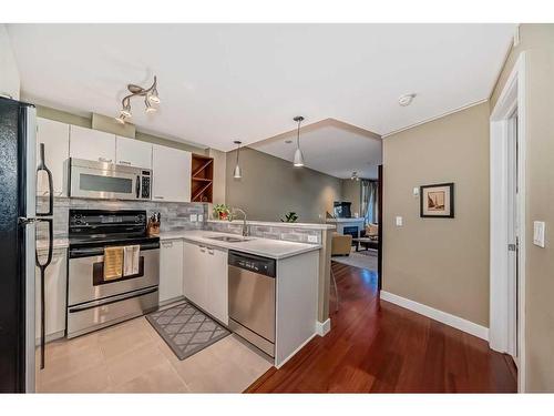 324-315 24 Avenue Sw, Calgary, AB - Indoor Photo Showing Kitchen With Stainless Steel Kitchen