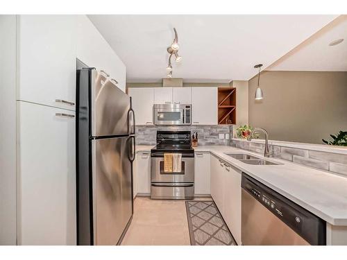 324-315 24 Avenue Sw, Calgary, AB - Indoor Photo Showing Kitchen With Stainless Steel Kitchen With Double Sink