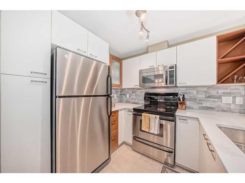 324-315 24 Avenue Sw, Calgary, AB - Indoor Photo Showing Kitchen With Stainless Steel Kitchen