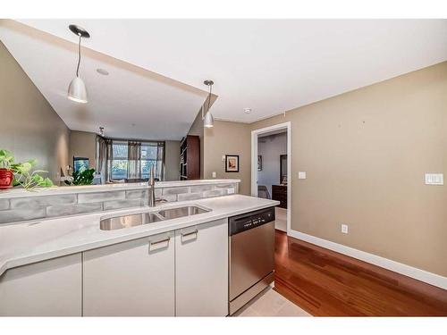 324-315 24 Avenue Sw, Calgary, AB - Indoor Photo Showing Kitchen With Double Sink