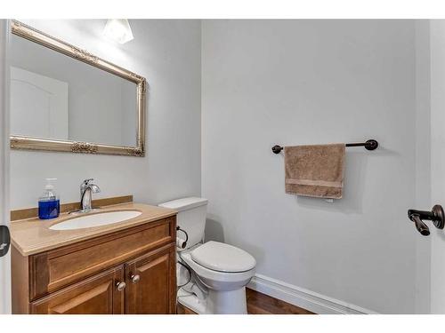 164 Kinniburgh Boulevard, Chestermere, AB - Indoor Photo Showing Bathroom