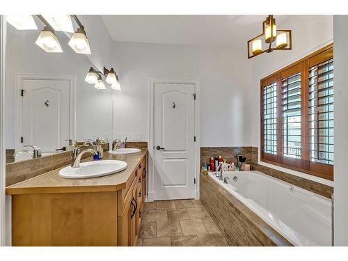 164 Kinniburgh Boulevard, Chestermere, AB - Indoor Photo Showing Bathroom