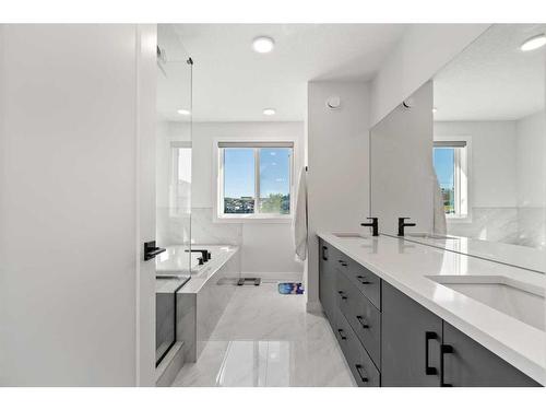 2319 81 Street Sw, Calgary, AB - Indoor Photo Showing Kitchen