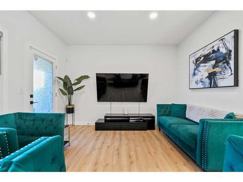 2319 81 Street Sw, Calgary, AB - Indoor Photo Showing Living Room