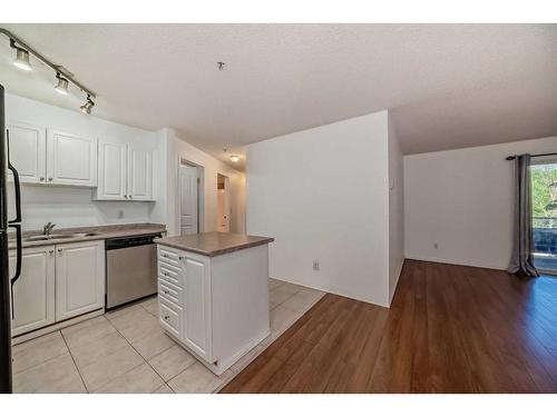 217-4000 Somervale Court Sw, Calgary, AB - Indoor Photo Showing Kitchen