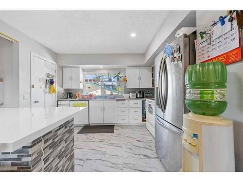 415 Penbrooke Crescent Se, Calgary, AB - Indoor Photo Showing Kitchen