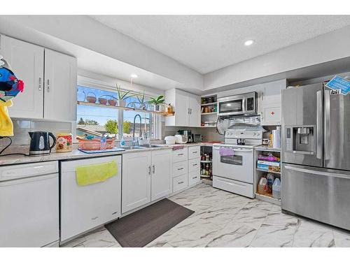 415 Penbrooke Crescent Se, Calgary, AB - Indoor Photo Showing Kitchen